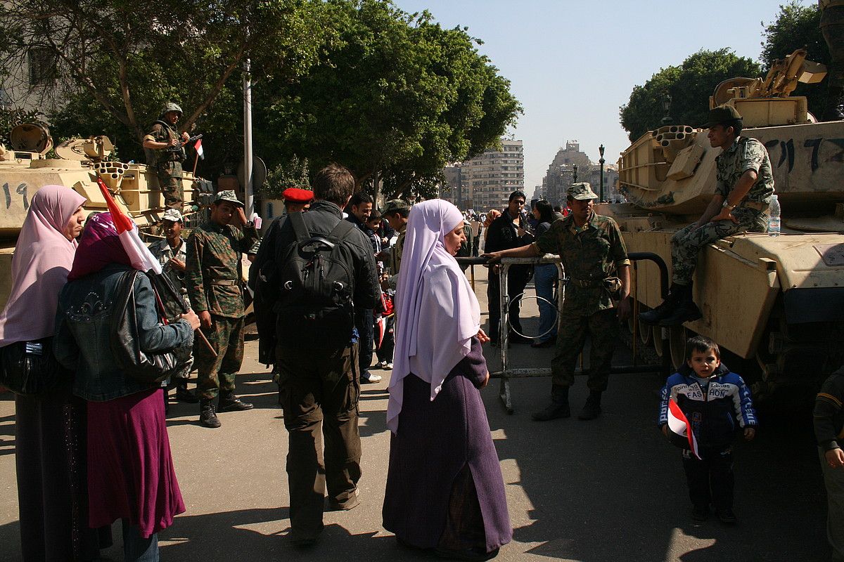 Jendea Tahrir plazako tankeen inguruan, atzo. KRISTINA BERASAIN. Jendea Tahrir plazako tankeen inguruan, atzo. KRISTINA BERASAIN.