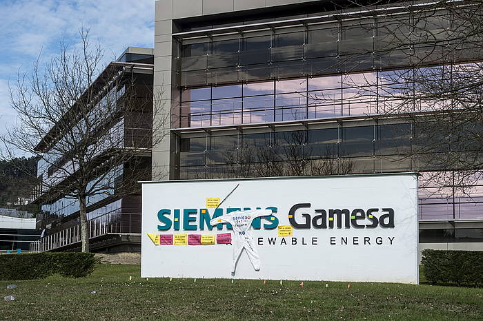 Siemens Gamesak Bizkaiko Teknologia Parkean duen egoitza nagusia, pasa den otsailean, langileek kaleratzeen aurka jarritako afixekin. MARISOL RAMIREZ / FOKU