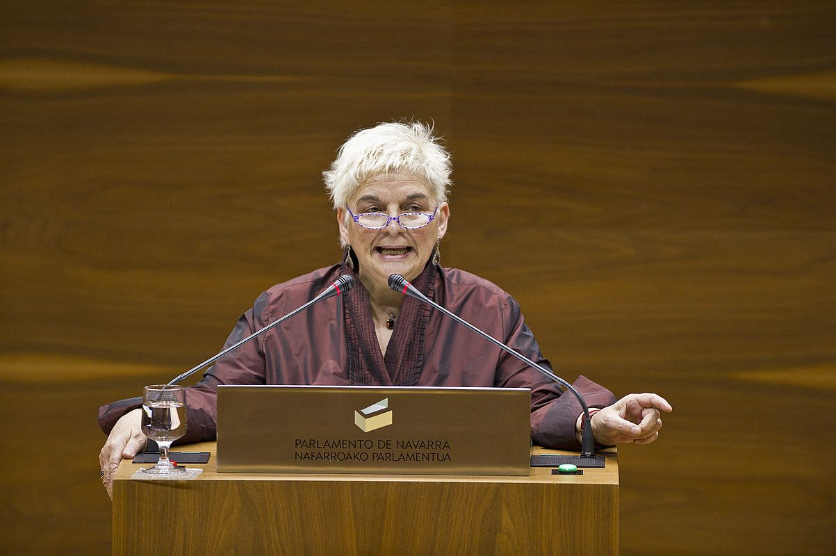 Maria Luis Mangado NaBaiko ordezkaria, atzo, Nafarroako Parlamentuan, lege proposamena defendatzen. LANDER FERNANDEZ ARROIABE / ARGAZKI PRESS. Maria Luis Mangado NaBaiko ordezkaria, atzo, Nafarroako Parlamentuan, lege proposamena defendatzen. LANDER FERNANDEZ ARROIABE / ARGAZKI PRESS.
