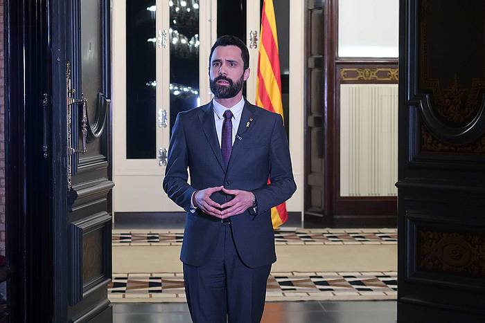 Roger Torrent, adierazpen ofiziala egiten, Parlamentuan. KATALUNIAKO PARLAMENTUA