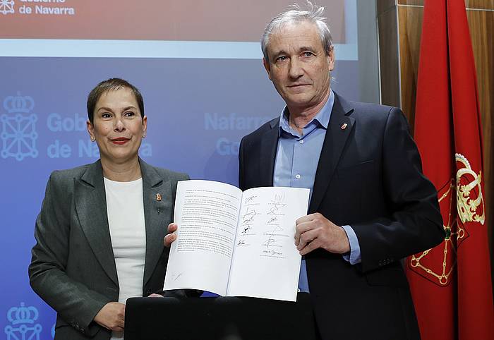 Uxue Barkos Nafarroako lehendakaria eta Mikel Aranburu Ogasun kontseilaria, Nafarroaren eta Espainiako Estatuaren arteko Ekonomia Hitzarmenaren berri emateko agerraldian, iazko abenduan. VILLAR LOPEZ, EFE