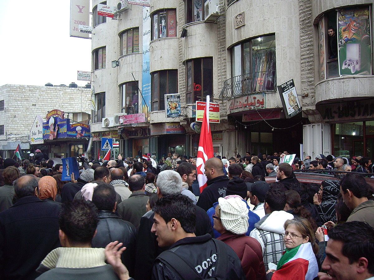 Joan den larunbatean ehunka palestinarrek manifestazioa egin zuten Ramalan, Egiptoko herriaren alde. LAURA RIOJA. Joan den larunbatean ehunka palestinarrek manifestazioa egin zuten Ramalan, Egiptoko herriaren alde. LAURA RIOJA.