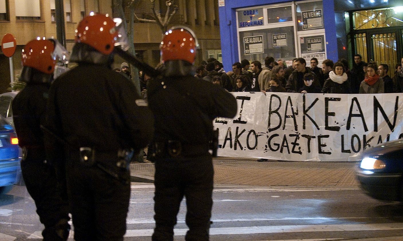 Atxiloketak salatu zituzten, herenegun iluntzean, Bilbon. MARISOL RAMIREZ / ARP. Atxiloketak salatu zituzten, herenegun iluntzean, Bilbon. MARISOL RAMIREZ / ARP.