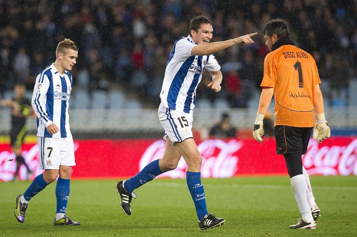 Ion Ansotegi, berak sartutako gola ospatzen. Antoine Griezmann du atzean. ANDONI CANELLADA / ARGAZKI PRESS. Ion Ansotegi, berak sartutako gola ospatzen. Antoine Griezmann du atzean. ANDONI CANELLADA / ARGAZKI PRESS.