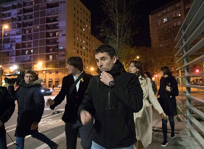 Carlos de Pedro Lopez mossoa, atzo, Espainiako Poliziaren Bartzelonako polizia etxe batetik irteten. MARTA PEREZ, EFE