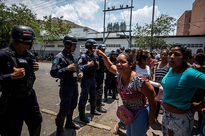 Senide talde bat Venezuelako poliziaren aurrean protestan, Valentziako Polizia Komandantziaren parean. MIGUEL GUTIERREZ, EFE