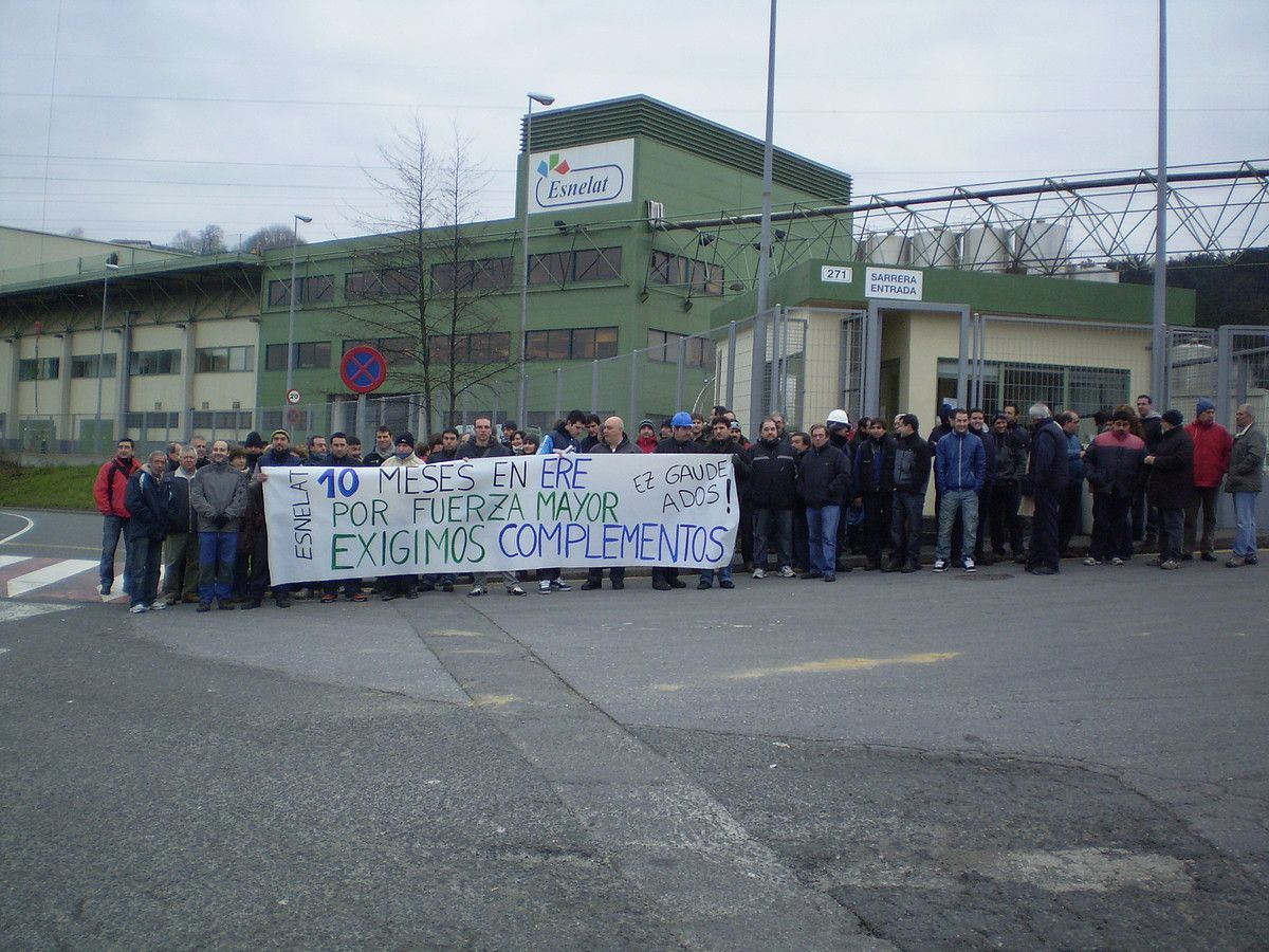 Esnelateko langileen elkarretaratzea enpresaren atarian, enpresari dosierrak irauten duen bitartean konpentsazioak ordain ditzala eskatzeko. BERRIA. Esnelateko langileen elkarretaratzea enpresaren atarian, enpresari dosierrak irauten duen bitartean konpentsazioak ordain ditzala eskatzeko. BERRIA.