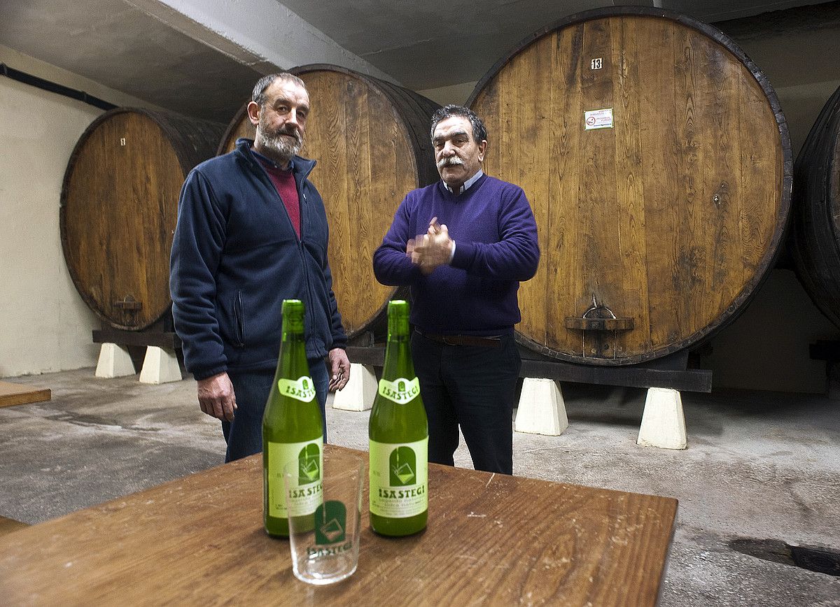 Migel Mari Lasa, Sagardo Mahaiko lehendakaria, eta Migel Zapiain, elkarteko bozeramailea. JUAN CARLOS RUIZ / ARGAZKI PRESS. Migel Mari Lasa, Sagardo Mahaiko lehendakaria, eta Migel Zapiain, elkarteko bozeramailea. JUAN CARLOS RUIZ / ARGAZKI PRESS.
