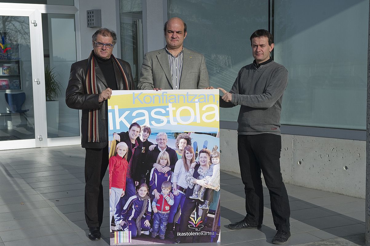 Pello Mariñelarena, Koldo Tellitu eta Hur Gorostiaga, atzo, Ikastolen Etxean. ANDONI CANELLADA / ARGAZKI PRESS. Pello Mariñelarena, Koldo Tellitu eta Hur Gorostiaga, atzo, Ikastolen Etxean. ANDONI CANELLADA / ARGAZKI PRESS.