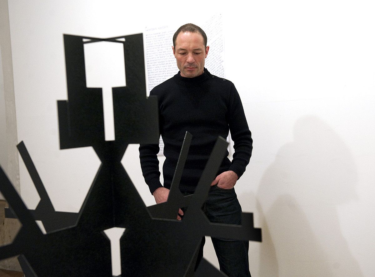Xabier Salaberria artista donostiarra, Carreras Mugican jarritako pieza baten alboan. MARISOL RAMIREZ / ARGAZKI PRESS. Xabier Salaberria artista donostiarra, Carreras Mugican jarritako pieza baten alboan. MARISOL RAMIREZ / ARGAZKI PRESS.