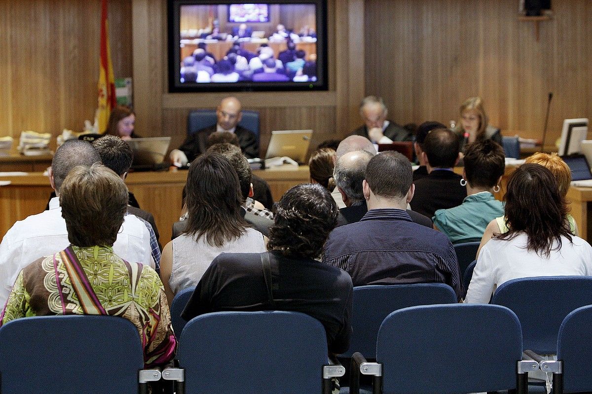 Udalbiltzako auzipetuak, Espainiako Auzitegi Nazionaleko akusatuen aulkian eserita. EFE.