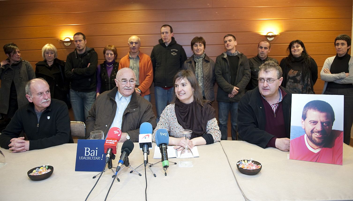 Xabier Iragorri, Loren Arkotxa, Maribi Ugarteburu eta Juan Carlos Alduntzin, Xabier Alegriaren argazki bat ondoan dutela, atzo auzipetuek egin zuten agerraldian. MARISOL RAMIREZ / ARGAZKI PRESS.