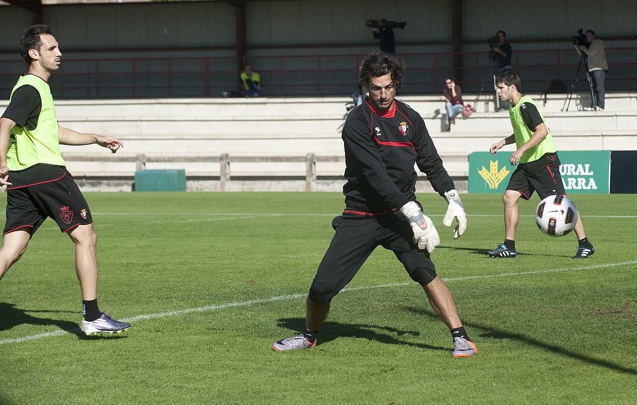 Ricardo Lopez, beroketa lanak egiten, entrenamendu batean, Taxoaren. JAGOBA MANTEROLA / ARGAZKI PRESS. Ricardo Lopez, beroketa lanak egiten, entrenamendu batean, Taxoaren. JAGOBA MANTEROLA / ARGAZKI PRESS.