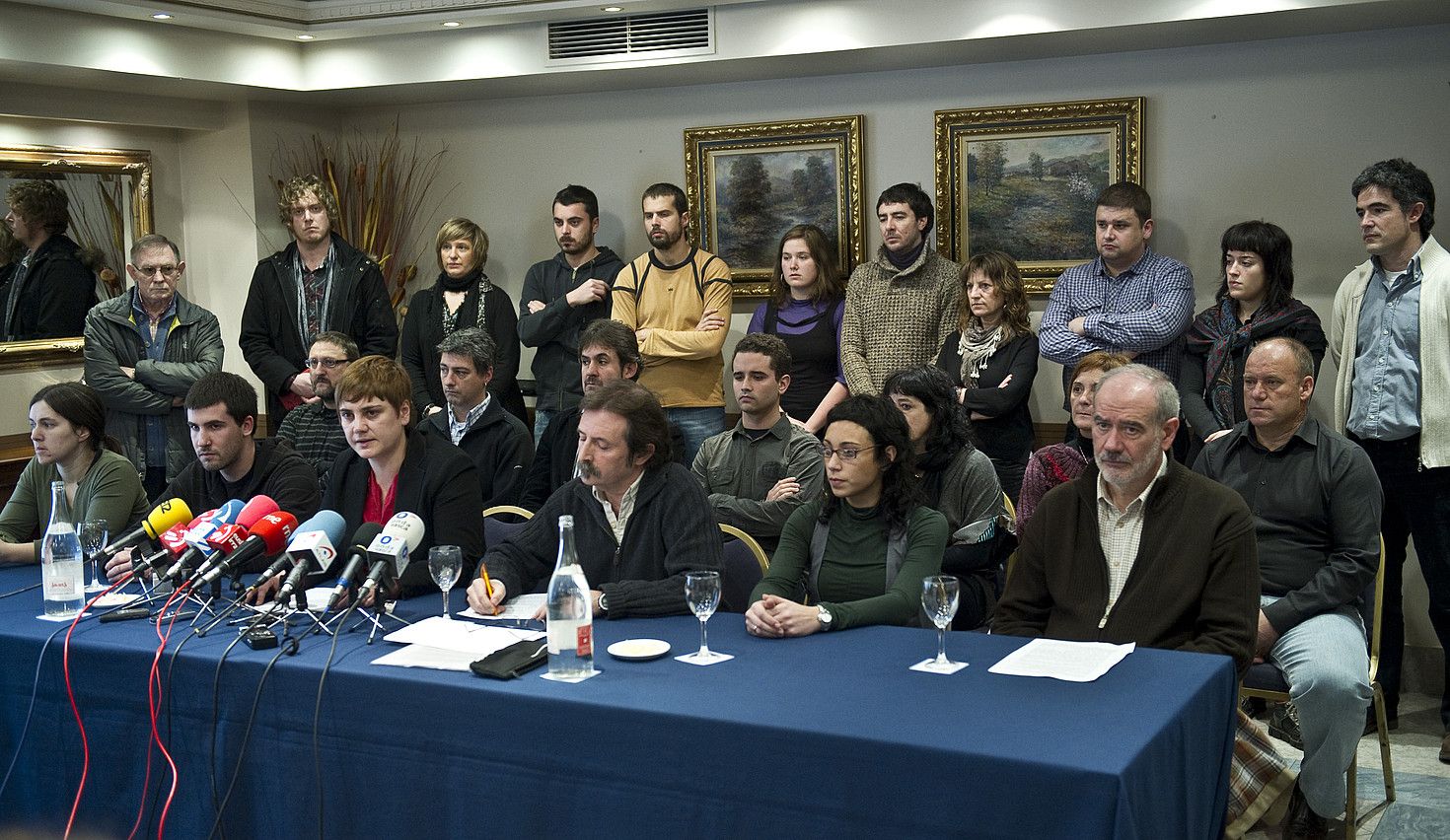 Gernikako Akordioa izenpetu duten eragileetako ordezkariak, atzo, Iruñean. Erdian, Ainhoa Etxaide eta Xabier Barber. JAGOBA MANTEROLA / ARGAZKI PRESS. Gernikako Akordioa izenpetu duten eragileetako ordezkariak, atzo, Iruñean. Erdian, Ainhoa Etxaide eta Xabier Barber. JAGOBA MANTEROLA / ARGAZKI PRESS.