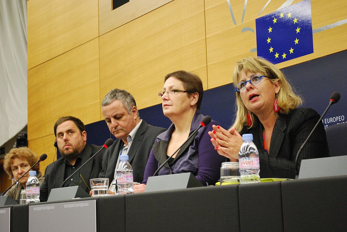 Europako Legebiltzarreko Friendship taldeko kideak, atzo Estrasburgon egin zuten agerraldian. BERRIA. Europako Legebiltzarreko Friendship taldeko kideak, atzo Estrasburgon egin zuten agerraldian. BERRIA.
