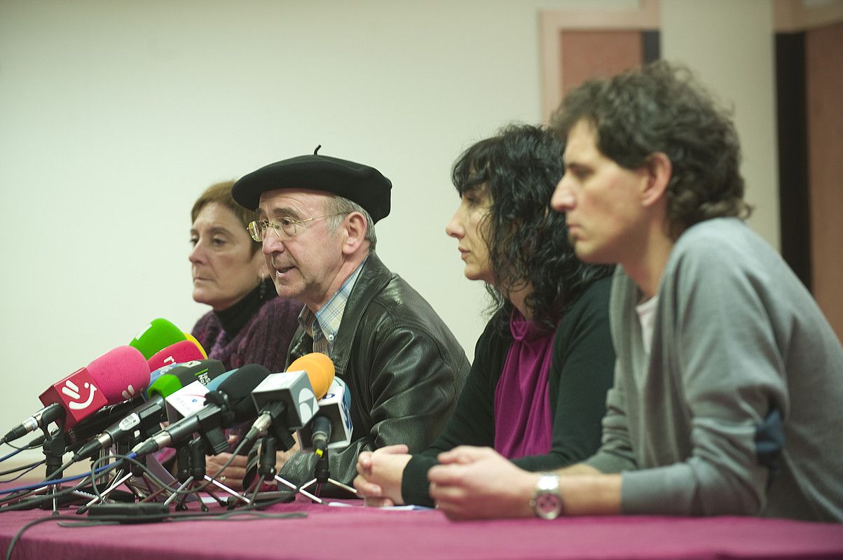 Marine Pueyo, Tasio Erkizia, Miren Legorburu eta Niko Moreno, atzo, prentsaurrekoan. JON URBE / ARGAZKI PRESS. Marine Pueyo, Tasio Erkizia, Miren Legorburu eta Niko Moreno, atzo, prentsaurrekoan. JON URBE / ARGAZKI PRESS.