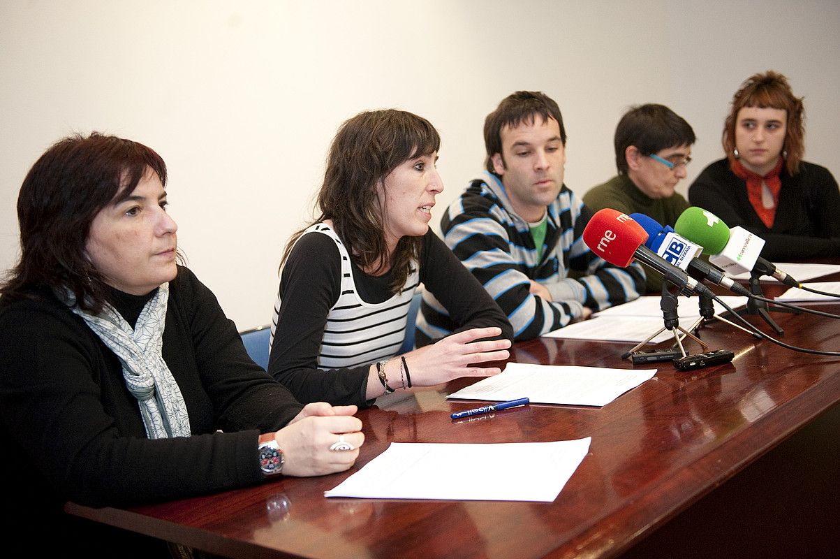Sortzen Ikasbatuaz sareko ordezkariak, atzo, Bilbon eskainitako agerraldian. MARISOL RAMIREZ / ARGAZKI PRESS. Sortzen Ikasbatuaz sareko ordezkariak, atzo, Bilbon eskainitako agerraldian. MARISOL RAMIREZ / ARGAZKI PRESS.