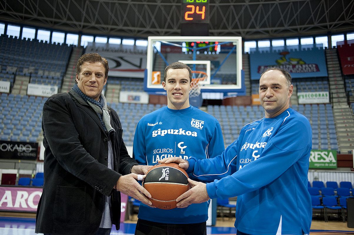 Gorka Ramoneda Lagun Aroko presidentea, Jimmy Baron eta Pablo Laso entrenatzailea, atzo, Illunben. J. C. RUIZ / ARP. Gorka Ramoneda Lagun Aroko presidentea, Jimmy Baron eta Pablo Laso entrenatzailea, atzo, Illunben. J. C. RUIZ / ARP.
