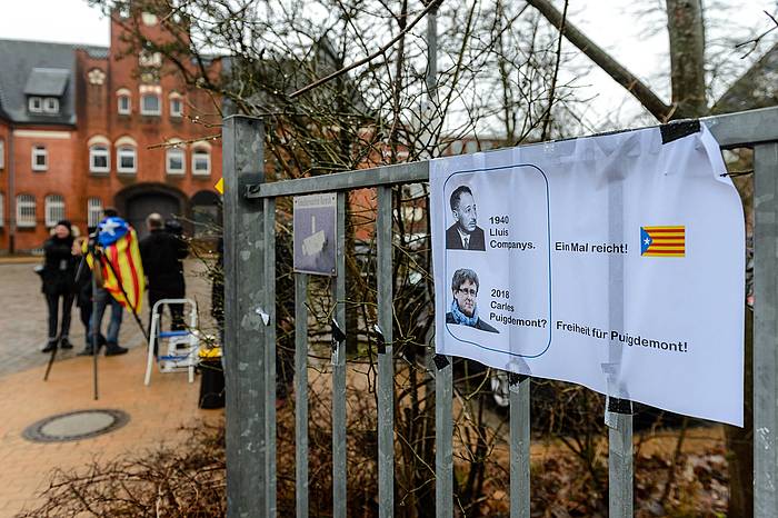 Puigdemonten aldeko kartel bat Neumunstergo espetxe atarian. JENS SCHLUETER, EFE