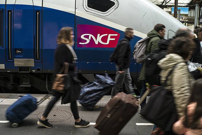 SNCF konpainiako tren bat, geldirik, Parisen. YOAN VALAT / EFE