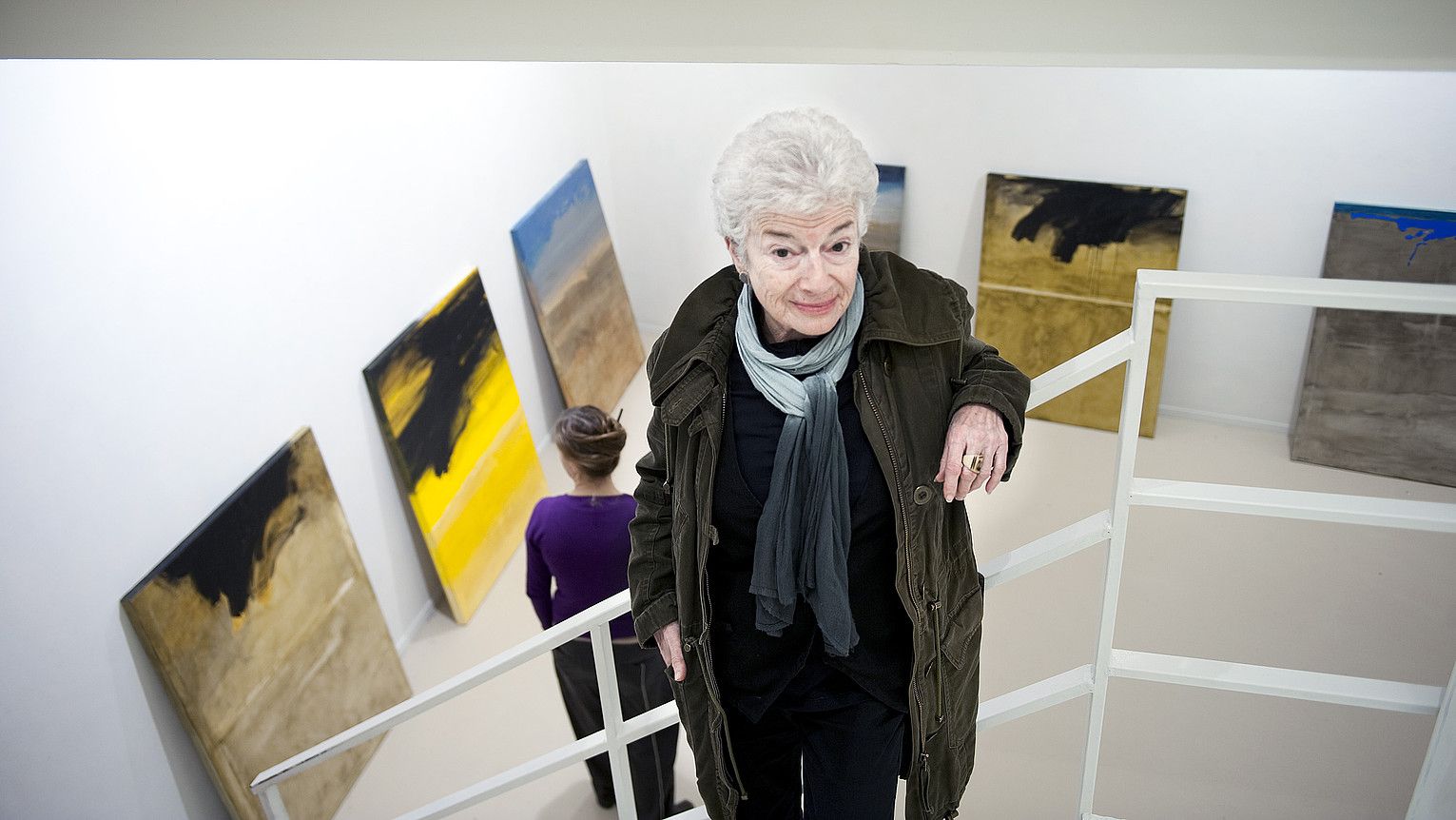 Laura Esteve margolaria, gaur arratsaldean zabalduko duen erakusketa prestatzen, Donostiako Ekain Arte Lanak galerian. IÑIGO URIZ  / ARGAZKI PRESS.
