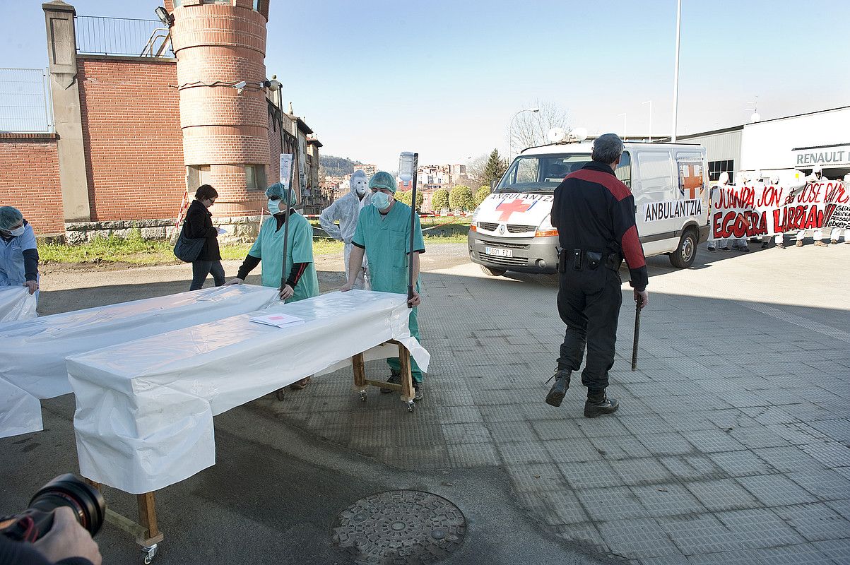 Ertzainek nortasun agiria eskatu zieten anbulantzietan espetxera joan zirenei. JON HERNAEZ / ARGAZKI PRESS. Ertzainek nortasun agiria eskatu zieten anbulantzietan espetxera joan zirenei. JON HERNAEZ / ARGAZKI PRESS.