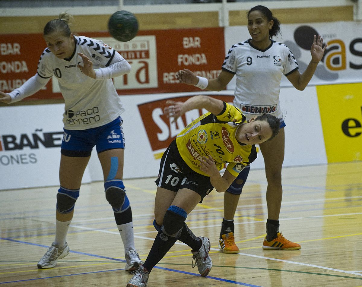 Macarena Aguilar, jaurtitzen, atzo, Eldaren aurka. JAGOBA MANTEROLA / ARGAZKI PRESS. Macarena Aguilar, jaurtitzen, atzo, Eldaren aurka. JAGOBA MANTEROLA / ARGAZKI PRESS.