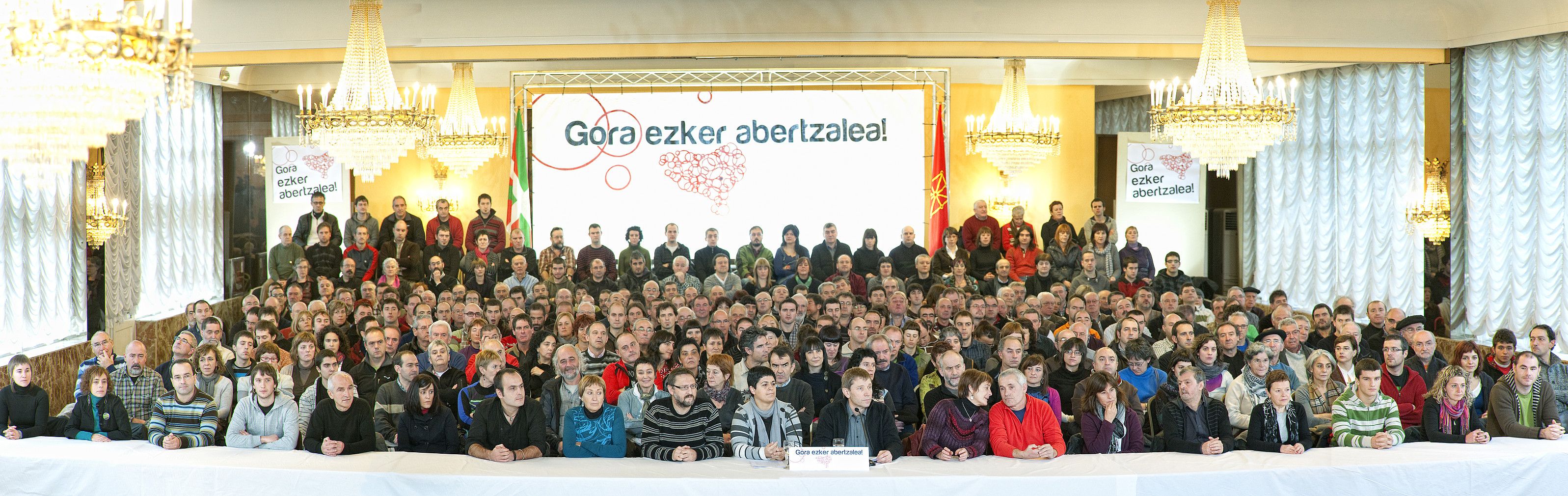Ezker abertzalearen ordezkaritza zabal batek antolakunde berriaren oinarriak aurkeztu zituen Iruñean, azaroaren 27an. JON URBE / ARGAZKI PRESS. Ezker abertzalearen ordezkaritza zabal batek antolakunde berriaren oinarriak aurkeztu zituen Iruñean, azaroaren 27an. JON URBE / ARGAZKI PRESS.