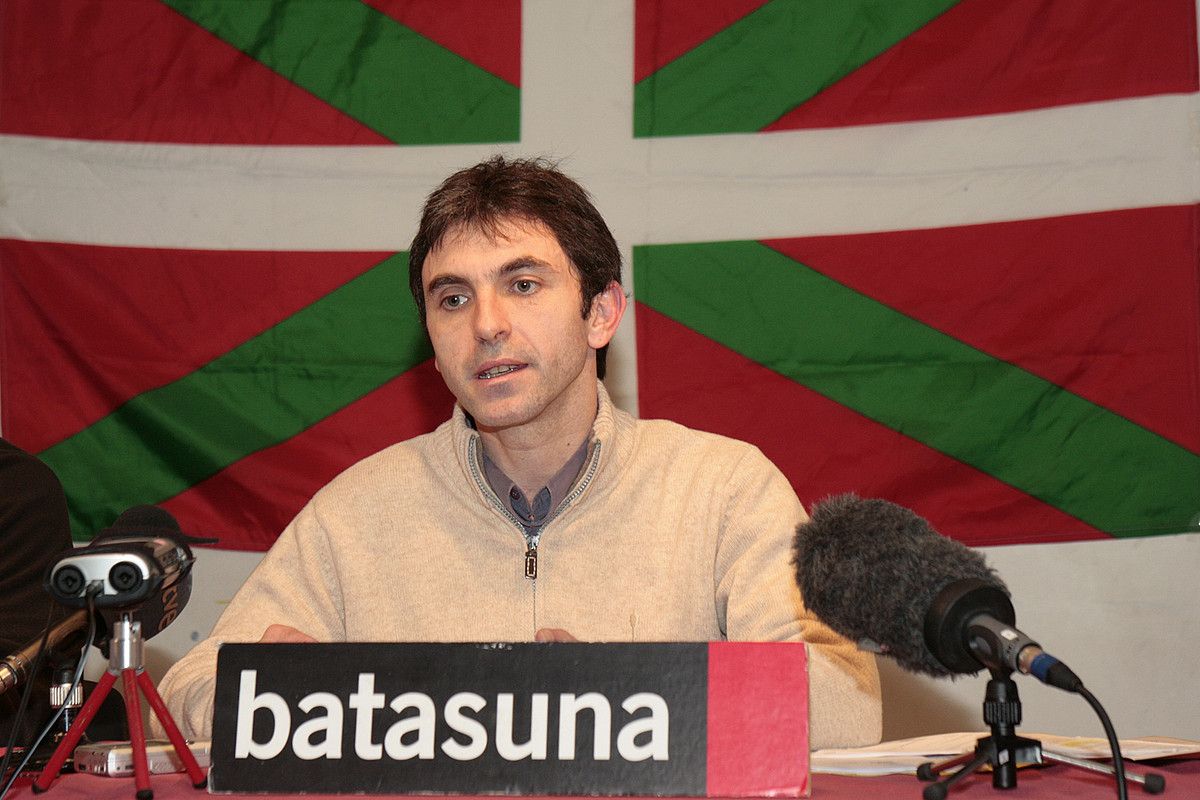 Xabi Larralde Batasuneko mahaikidea, atzo arraltsaldean Parisen egindako agerraldian. BERRIA. Xabi Larralde Batasuneko mahaikidea, atzo arraltsaldean Parisen egindako agerraldian. BERRIA.