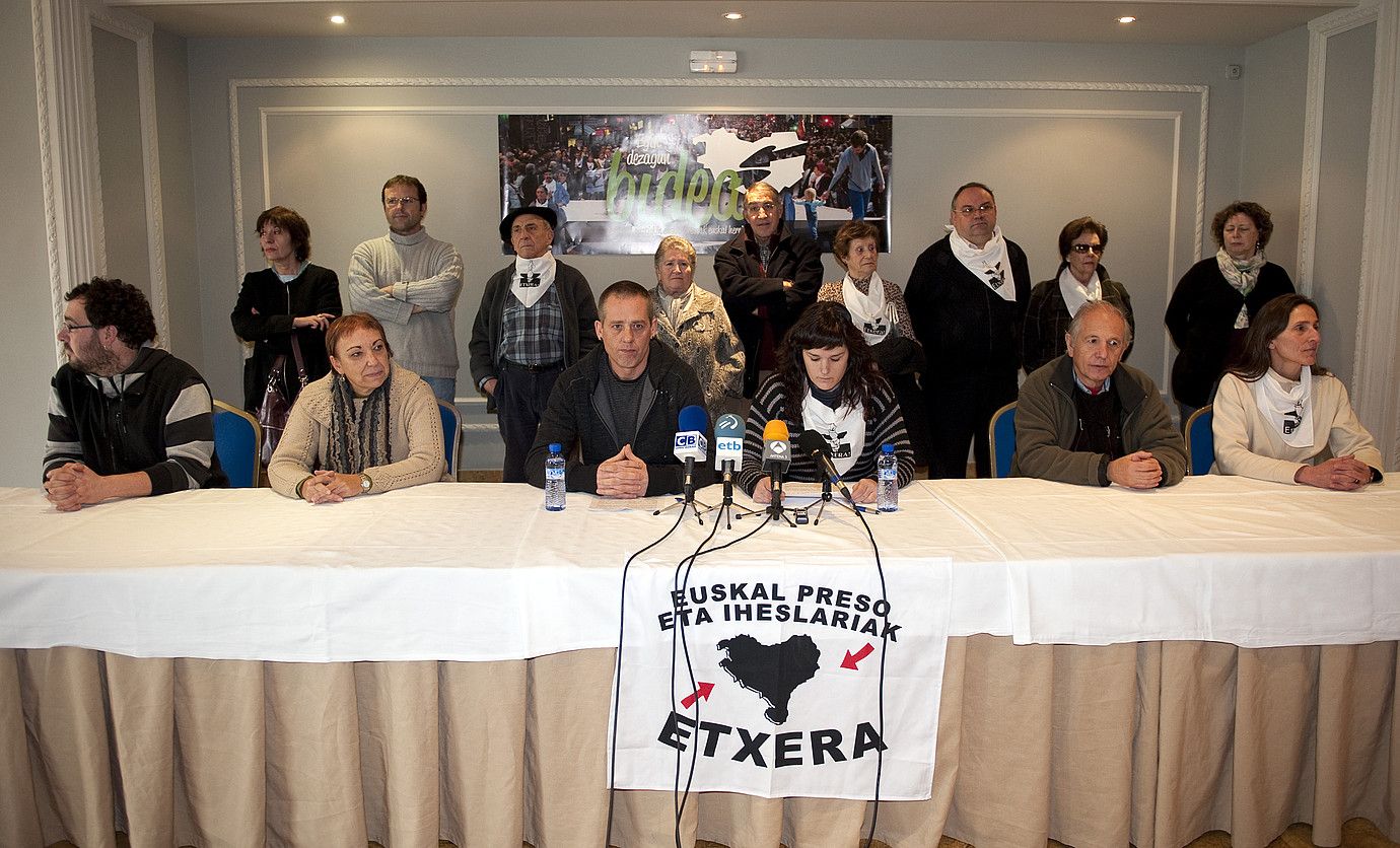 Egin dezagun urratsa ekimeneko eta euskal presoen senideen ordezkariak, atzoko agerraldian. MARISOL RAMIREZ / ARP. Egin dezagun urratsa ekimeneko eta euskal presoen senideen ordezkariak, atzoko agerraldian. MARISOL RAMIREZ / ARP.