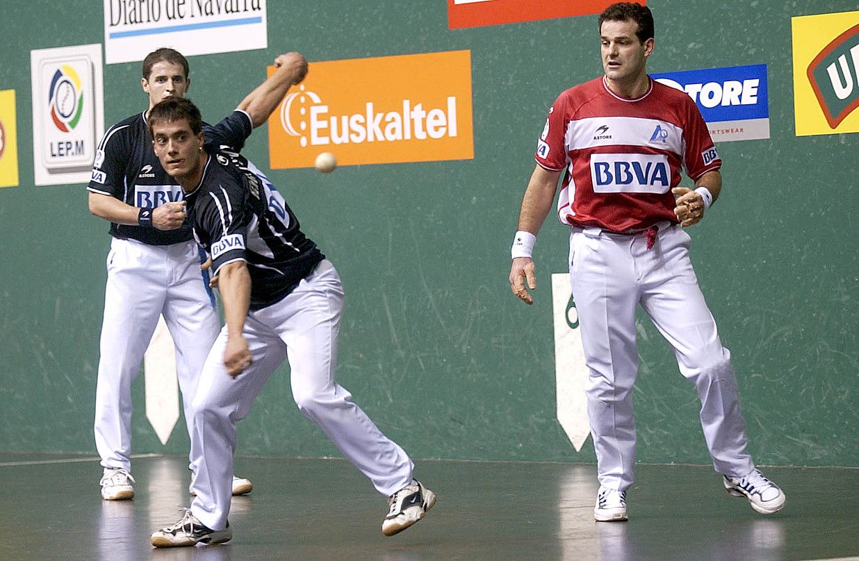 Bengoetxea VI.a, Titinen aurrean pilota jotzen, 2005eko binakakoaren finalerdietako partida batean. R.B. / ARP.