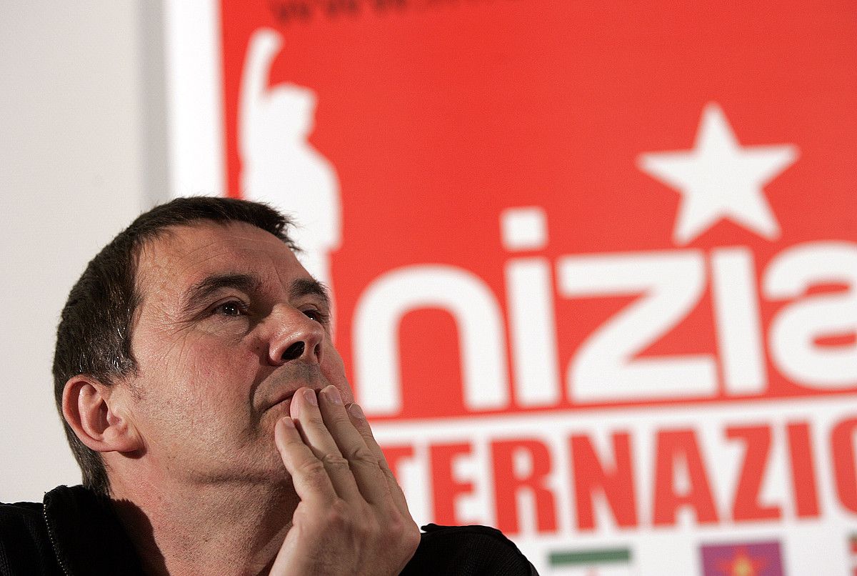 Arnaldo Otegi, pentsakor, 2009ko maiatzaren 26an, Iniciativa Internacionalistaren hitzaldi batean, Iruñeko Carlos III zinema aretoan. IÑIGO URIZ / ARGAZKI PRESS. Arnaldo Otegi, pentsakor, 2009ko maiatzaren 26an, Iniciativa Internacionalistaren hitzaldi batean, Iruñeko Carlos III zinema aretoan. IÑIGO URIZ / ARGAZKI PRESS.