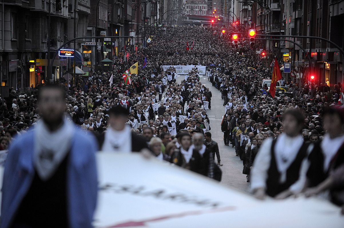 Euskal presoen eskubideen alde larunbatean Bilbon izandako manifestazioaren une bat. MONIKA DEL VALLE / ARGAZKI PRESS. Euskal presoen eskubideen alde larunbatean Bilbon izandako manifestazioaren une bat. MONIKA DEL VALLE / ARGAZKI PRESS.