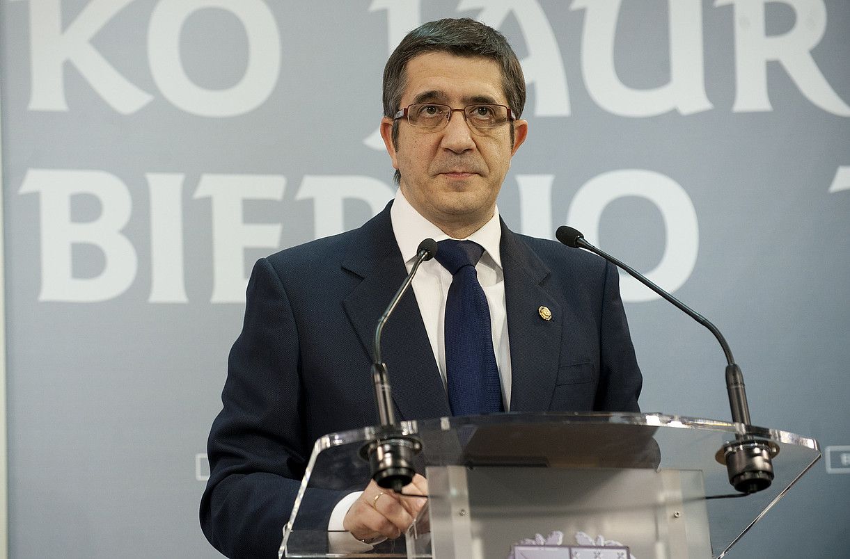 Patxi Lopez, atzo, agiri instituzionala irakurtzen. RAUL BOGAJO / ARGAZKI PRESS. Patxi Lopez, atzo, agiri instituzionala irakurtzen. RAUL BOGAJO / ARGAZKI PRESS.