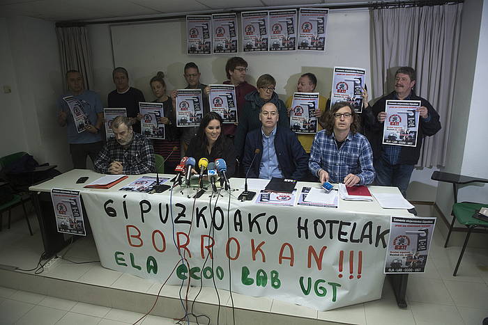 ELA, CCOO, LAB eta UGTko ordezkariak, Donostian. JON URBE / FOKU