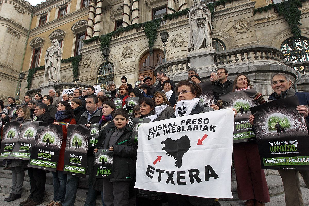 Egin Dezagun Urratsa ekimenaren manifestazio deialdiaren sostengatzaileak, asteon egin duten agerraldian. MONIKA DEL VALLE / ARGAZKI PRESS. Egin Dezagun Urratsa ekimenaren manifestazio deialdiaren sostengatzaileak, asteon egin duten agerraldian. MONIKA DEL VALLE / ARGAZKI PRESS.