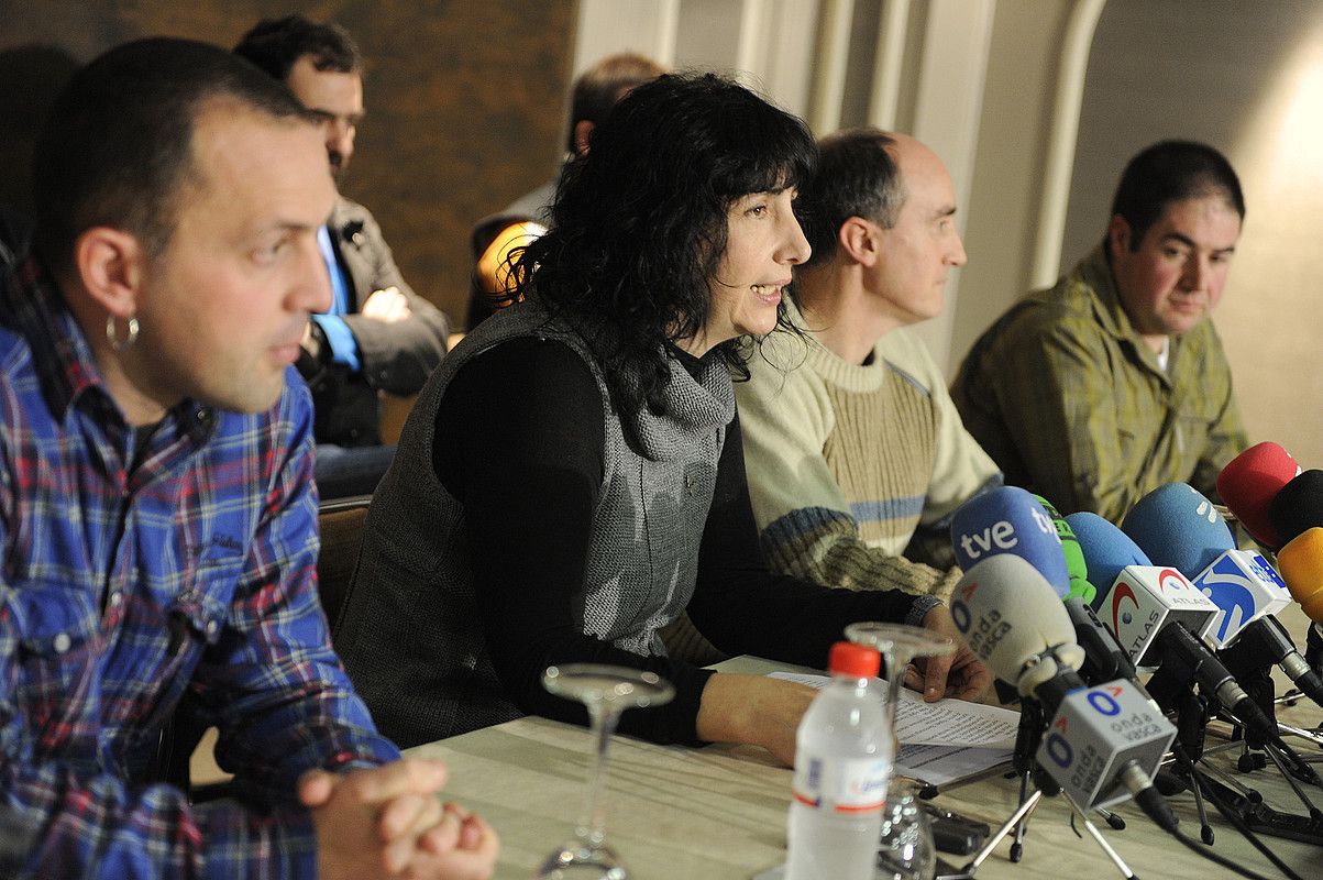 Unai Urruzuno, Miren Legorburu, Fermin Irigoien eta Asier Agirre, ezker abertzaleko kideak, atzo emandako prentsaurrekoan. MONIKA DEL VALLE / ARGAZKI PRESS. Unai Urruzuno, Miren Legorburu, Fermin Irigoien eta Asier Agirre, ezker abertzaleko kideak, atzo emandako prentsaurrekoan. MONIKA DEL VALLE / ARGAZKI PRESS.