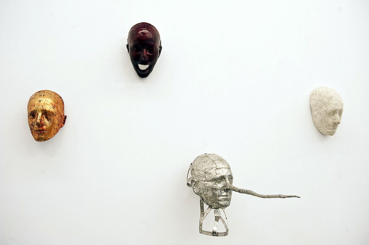 Dora Salazarren Maskarak saileko lanak. JUAN CARLOS RUIZ / ARGAZKI PRESS. Dora Salazarren Maskarak saileko lanak. JUAN CARLOS RUIZ / ARGAZKI PRESS.