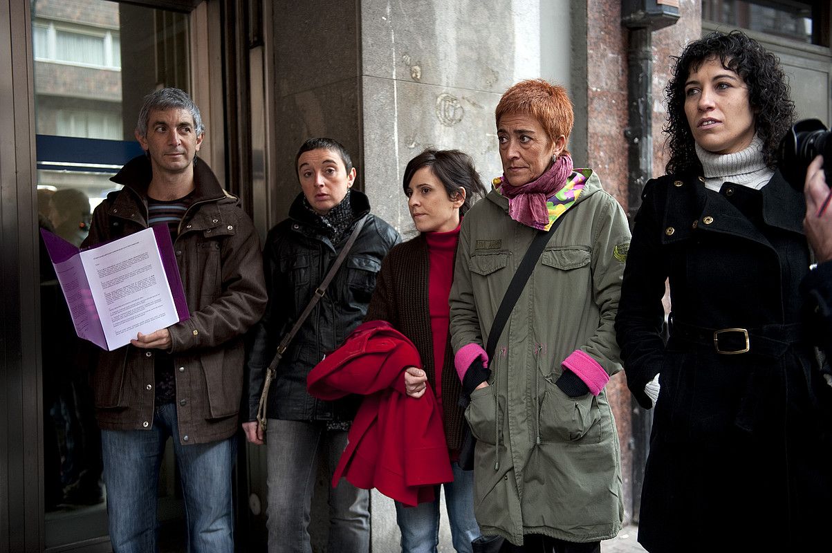 Noval greba deialdiaren paperarekin, Eusko Jaurlaritzaren Bilboko egoitzan, gehiengo sindikaleko beste ordezkariak alboan dituela. MARISOL RAMIREZ / ARP. Noval greba deialdiaren paperarekin, Eusko Jaurlaritzaren Bilboko egoitzan, gehiengo sindikaleko beste ordezkariak alboan dituela. MARISOL RAMIREZ / ARP.