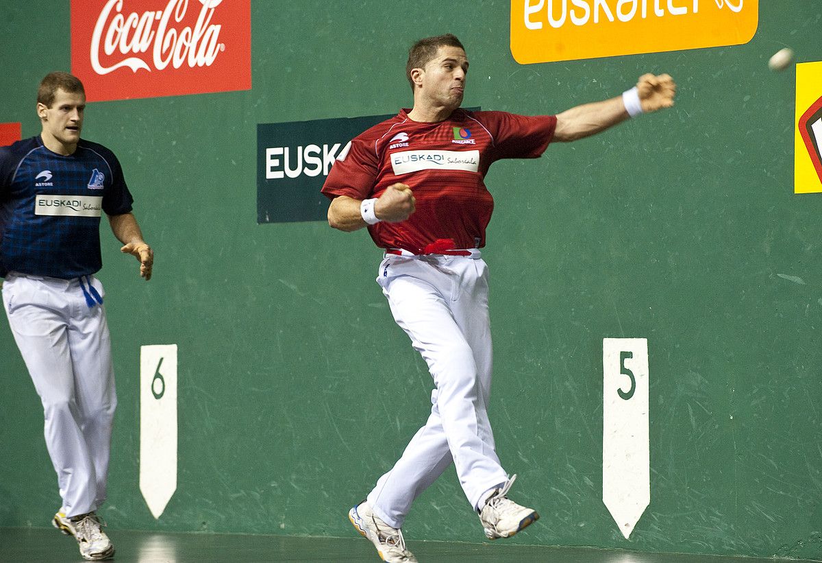 Aimar Olaizola, desorekatuta, pilota astintzen, atzoko partidan. J. M. / ARP. Aimar Olaizola, desorekatuta, pilota astintzen, atzoko partidan. J. M. / ARP.