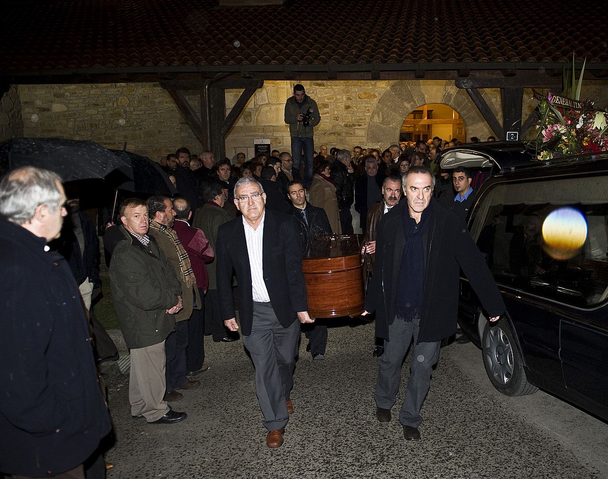 Intxaurraga zenaren familiak eraman zuen hilkutxa. Eskuinean, Gontzal Mendibil lehengusua. L. JAUREGIALTZO / ARG.