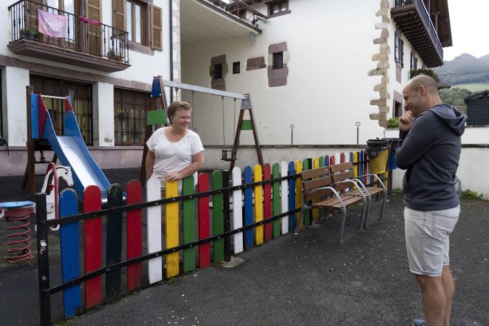 Zigako eskola: Maite Oteitza zuzendaria eta Iñigo Alzuguren esko Zigako eskola: Maite Oteitza zuzendaria eta Iñigo Alzuguren esko