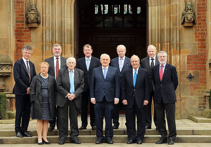 Atzeako lerroan, ezker eskuin: Jonathan Powell, John Alderdice, David Trimble, Reg Empey eta Paul Peter Murphy. Lehen lerroan, ezker eskuin: Monica McWilliams, Seamus Mallon, Bertie Ahern, George J. Mitchell eta Gerry Adams. PAUL MCERLANE, EFE