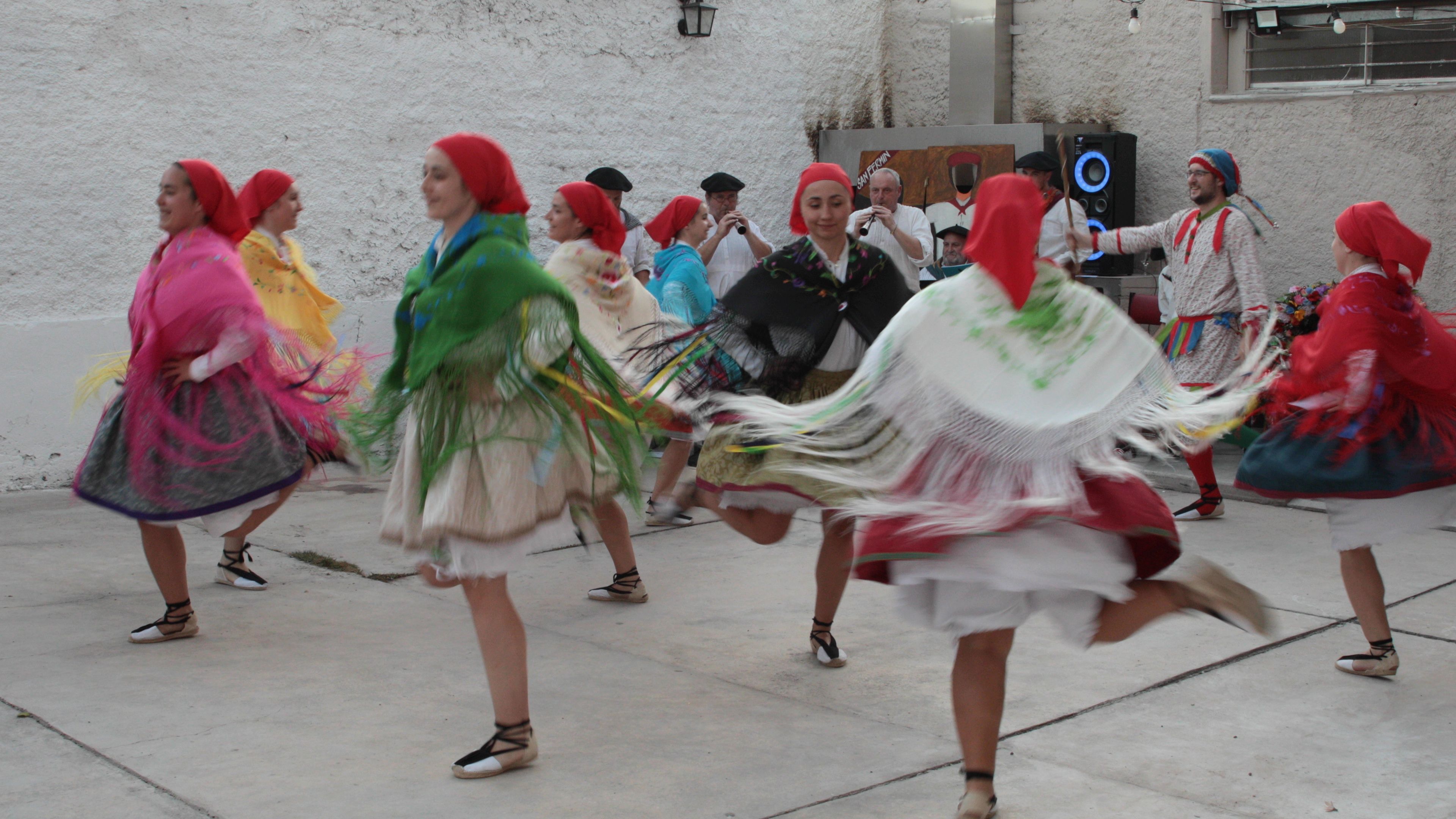 Ortzadar Euskal Folklore Elkarteko kideak Argentinan