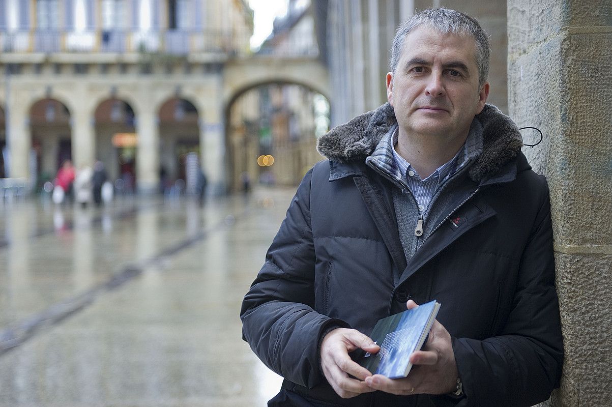 Karlos Linazasoro, Donostian, poema liburu berria eskuetan duela. ANDONI CANELLADA / ARGAZKI PRESS. Karlos Linazasoro, Donostian, poema liburu berria eskuetan duela. ANDONI CANELLADA / ARGAZKI PRESS.
