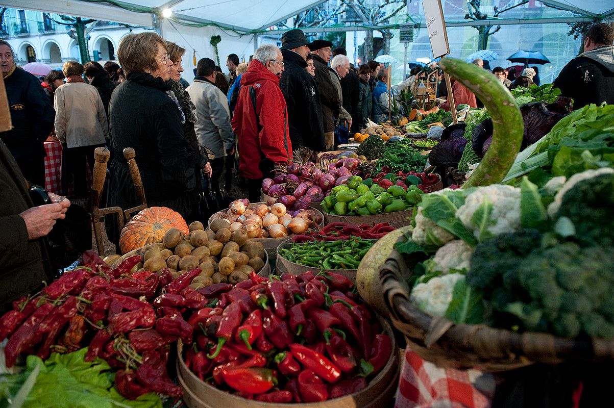 Barazki, fruta eta bestelako produktuak eskuratzeko modua izango da. JON URBE / ARGAZKI PRESS. Barazki, fruta eta bestelako produktuak eskuratzeko modua izango da. JON URBE / ARGAZKI PRESS.