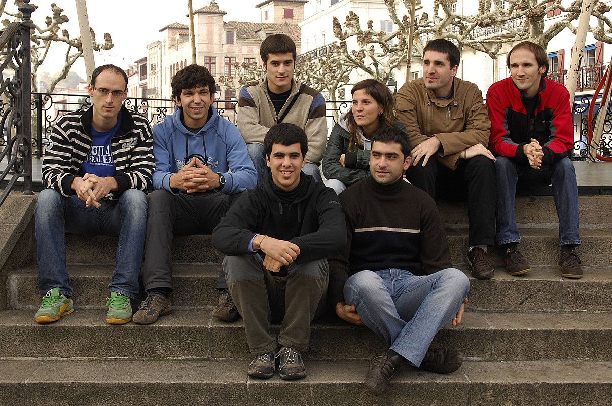 Zortzi finalistak, joan den astean, Baionan egindako argazkian. Atzeko lerroan, Amets Arzallus, Xumai Murua, Odei Barroso, Miren Artetxe, Eneritz Zabaleta eta Sustrai Colina. Aurrekoan, Ekhi Erremundegi eta Joanes Etxebarria. GAIZKA IROZ. Zortzi finalistak, joan den astean, Baionan egindako argazkian. Atzeko lerroan, Amets Arzallus, Xumai Murua, Odei Barroso, Miren Artetxe, Eneritz Zabaleta eta Sustrai Colina. Aurrekoan, Ekhi Erremundegi eta Joanes Etxebarria. GAIZKA IROZ.