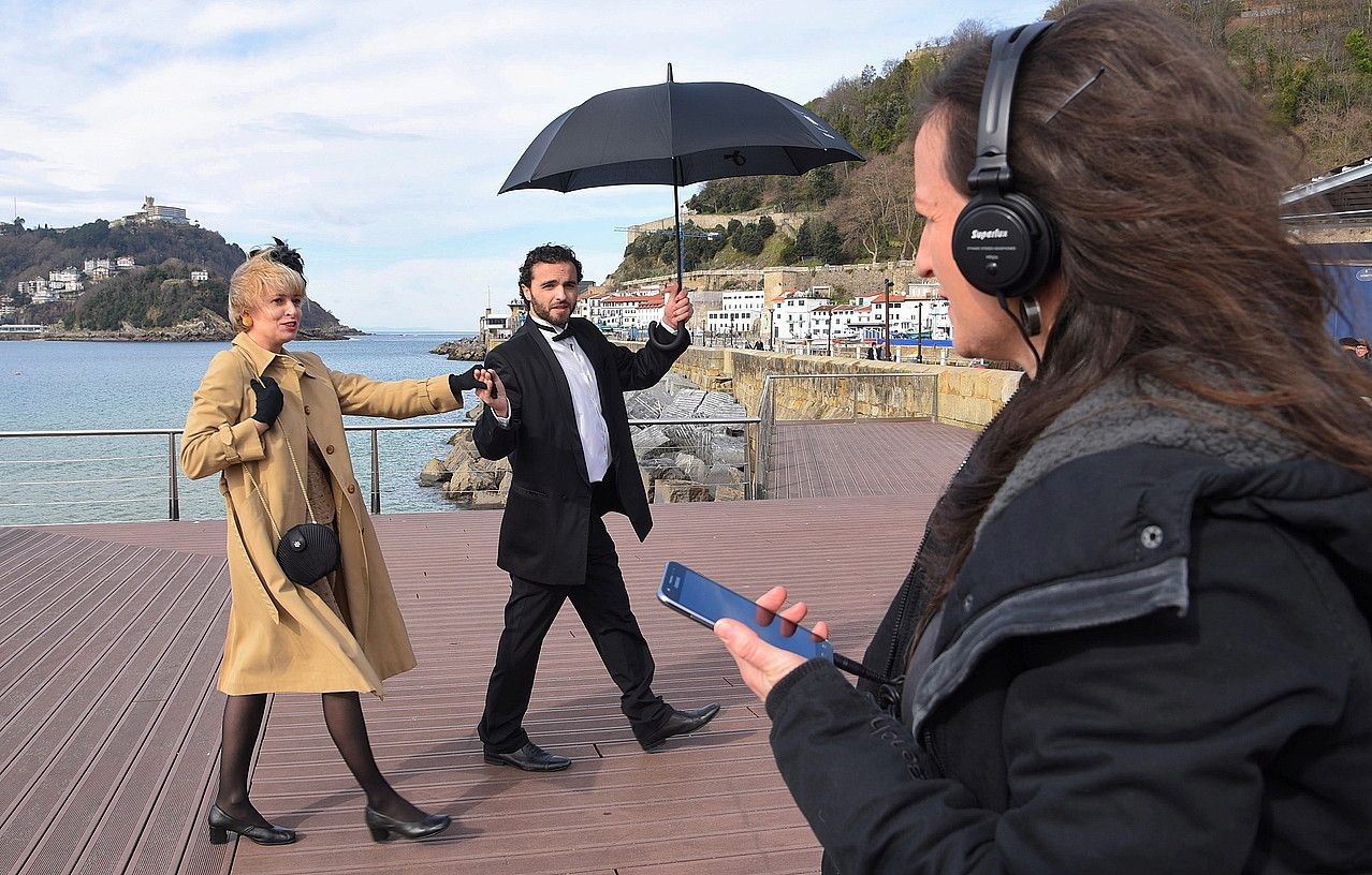 Aplikazioa ezagutarazteko, antzeztutako soinu ibilaldiak egingo dituzte gaur. ANDONI CANELLADA / ARGAZKI PRESS. Aplikazioa ezagutarazteko, antzeztutako soinu ibilaldiak egingo dituzte gaur. ANDONI CANELLADA / ARGAZKI PRESS.