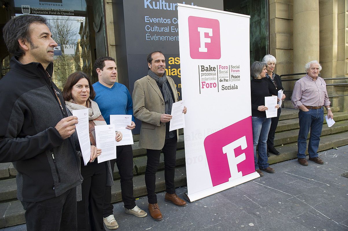 Foro Sozialeko antolatzaile eta kontalariak atzo, Donostiako Koldo Mitxelenan. JUAN CARLOS RUIZ / ARGAZKI PRESS.