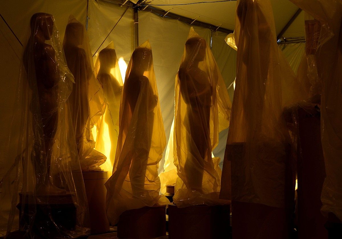 Oscar sarien ikur nagusia diren estatuak plastikoz bilduta zituzten atzo, Los Angelesko Kodak antzoki inguruan, biharko galarako prest izateko. PAUL BUCK / EFE.